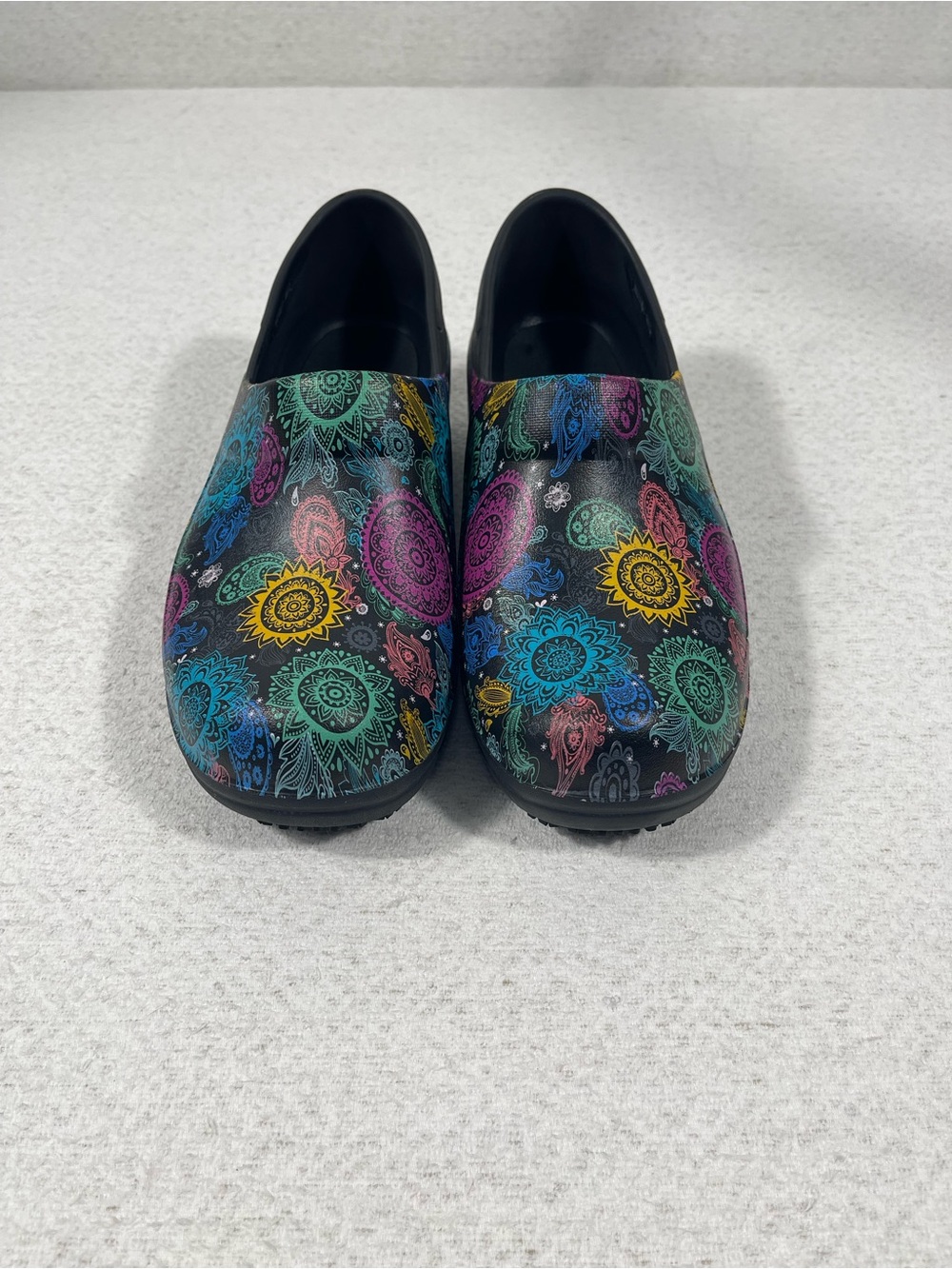 Crocs Women’s Slip-Resistant Medical Work Clogs Black/Multicolor Sz8. SKU#0528